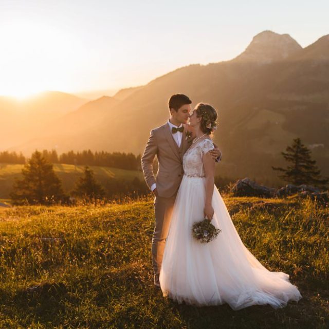 Brautpaar in Bayrischzell bei Abendsonne im Juni