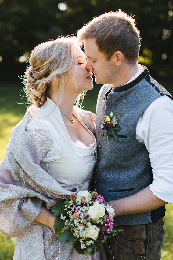 Brautpaar küsst sich bei ihrer Hochzeit im Jagdhaus Eicherloh