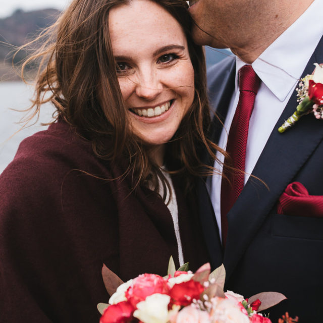 Braut lacht entspannt in die Kamera